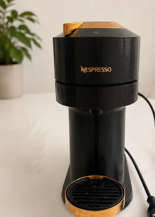 CAFETERA NESPRESSO VERTUO NEXT NEGRA Y DORADA — vista 1