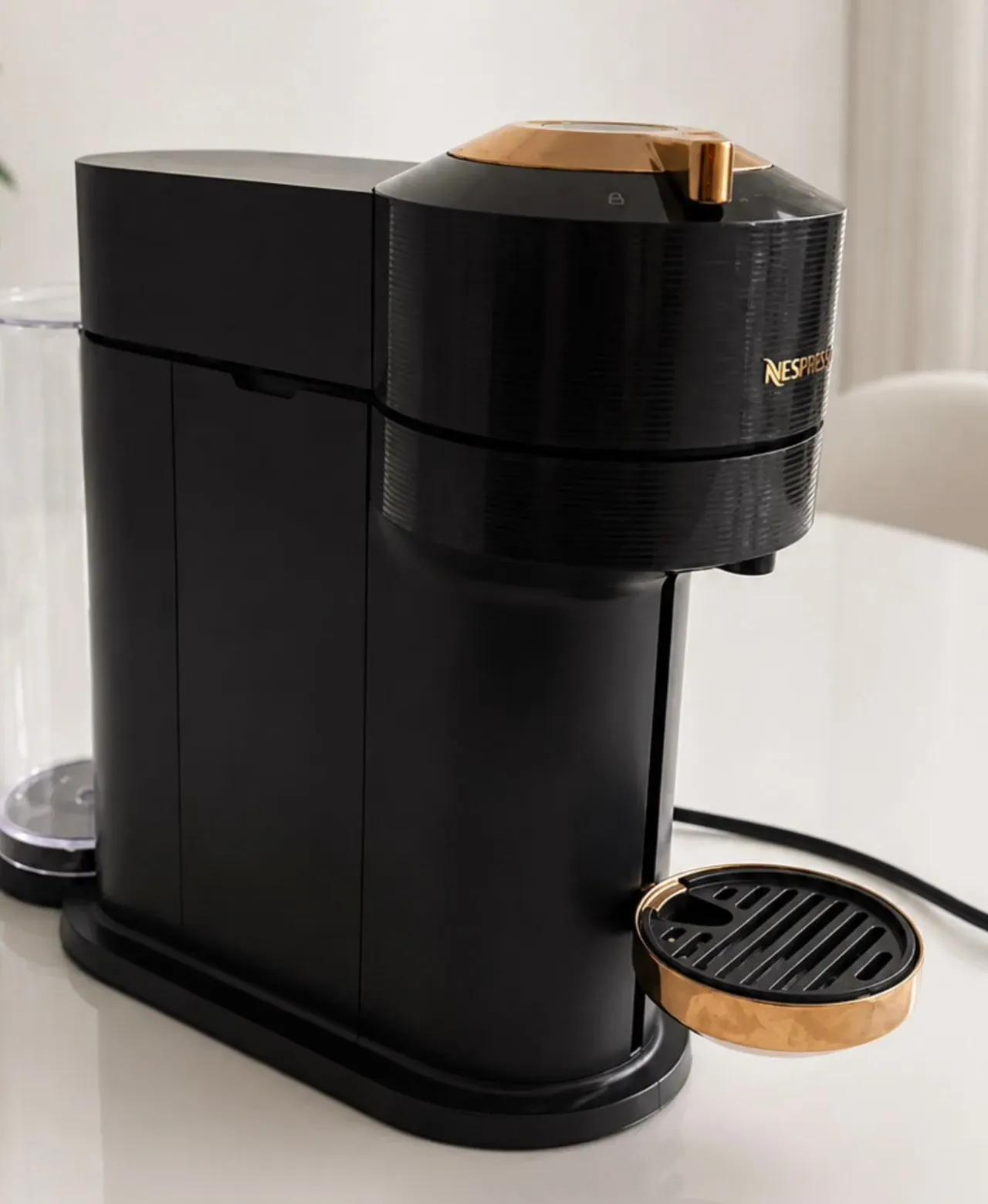 CAFETERA NESPRESSO VERTUO NEXT NEGRA Y DORADA — vista 2